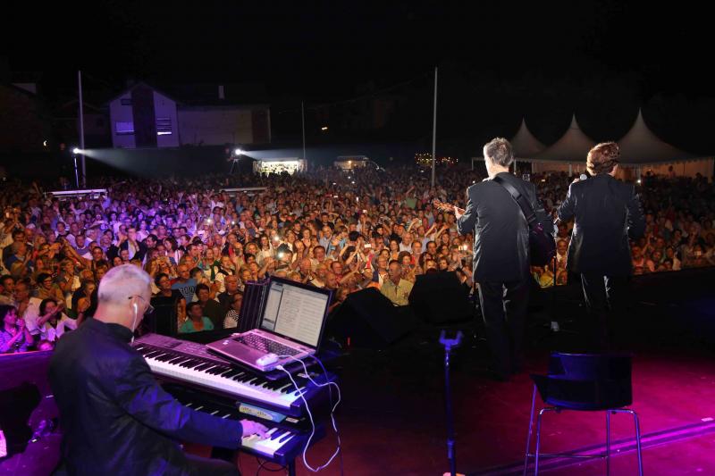 Concierto del Dúo Dinámico en Llanes