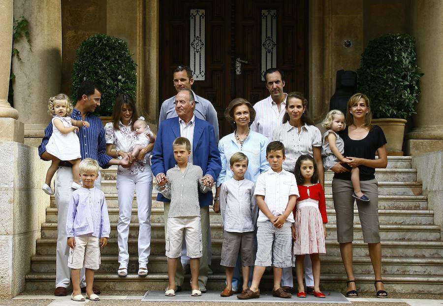 Doña Letizia posa con los componentes de la Familia Real al completo en Palma de Mallorca.