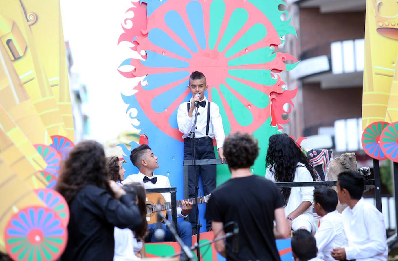 Multitudinaria asistencia al desfile del Día de Amércia en Asturias