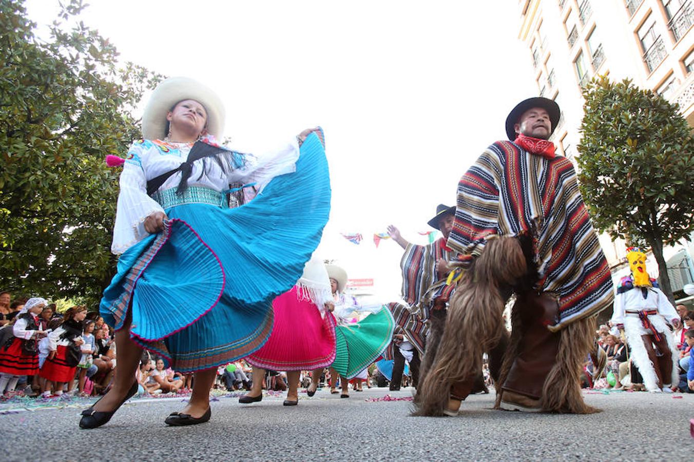 Multitudinaria asistencia al desfile del Día de Amércia en Asturias