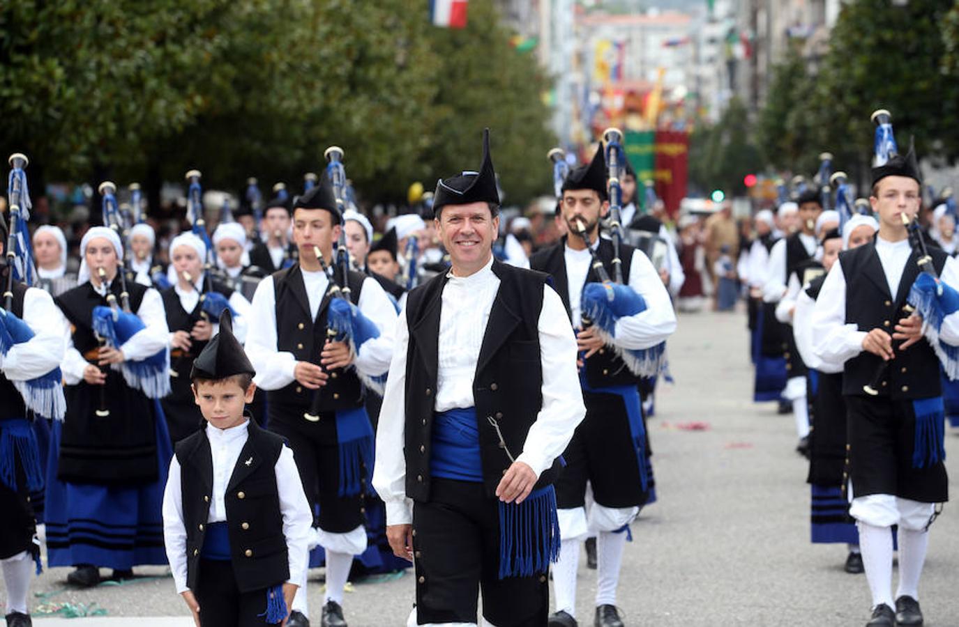 Multitudinaria asistencia al desfile del Día de Amércia en Asturias