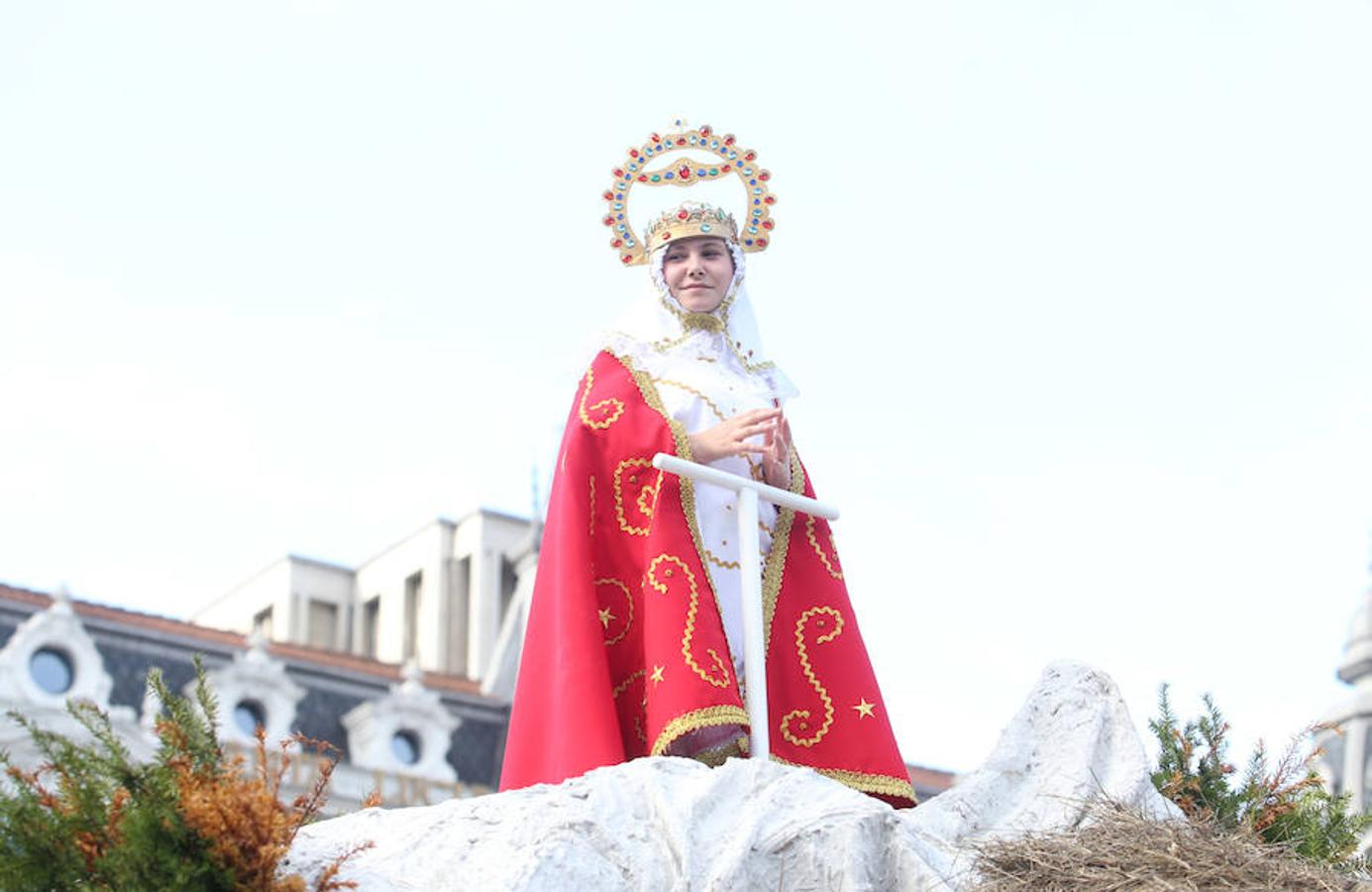 Multitudinaria asistencia al desfile del Día de Amércia en Asturias