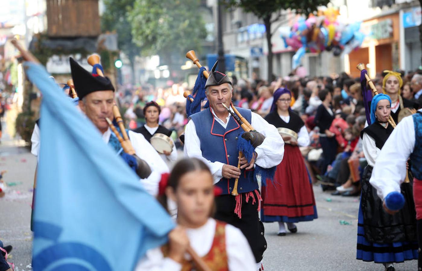 Multitudinaria asistencia al desfile del Día de Amércia en Asturias