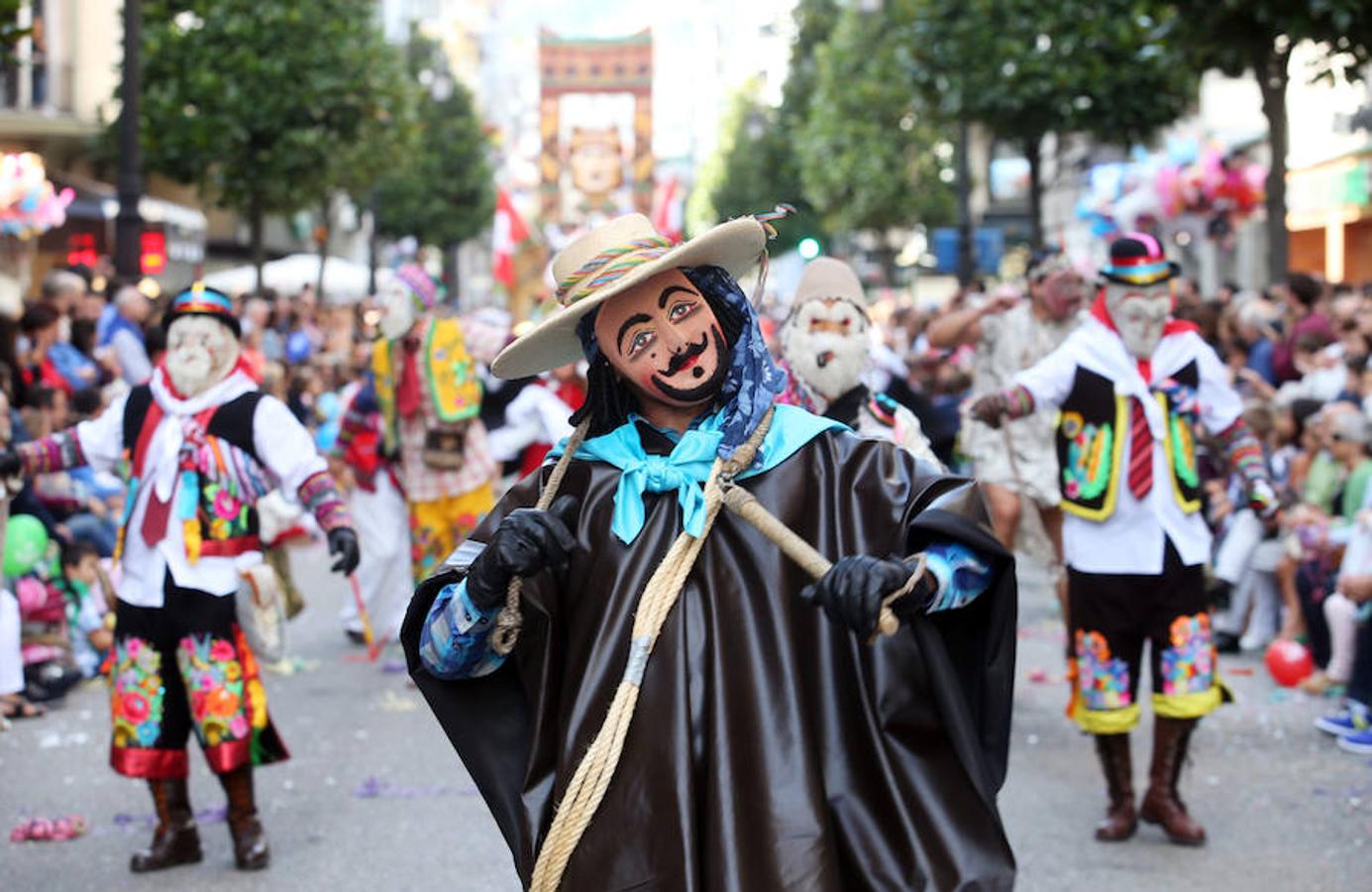 Multitudinaria asistencia al desfile del Día de Amércia en Asturias