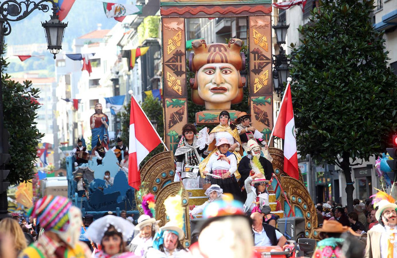 Multitudinaria asistencia al desfile del Día de Amércia en Asturias