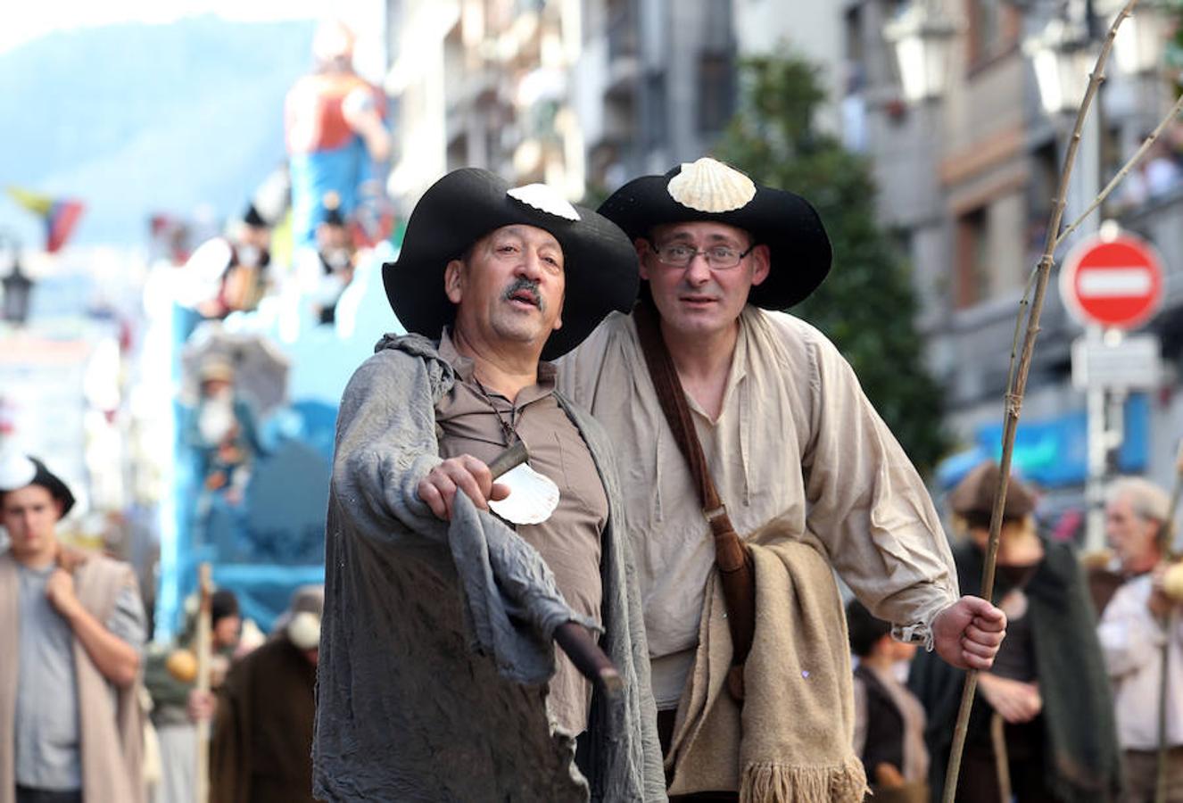 Multitudinaria asistencia al desfile del Día de Amércia en Asturias