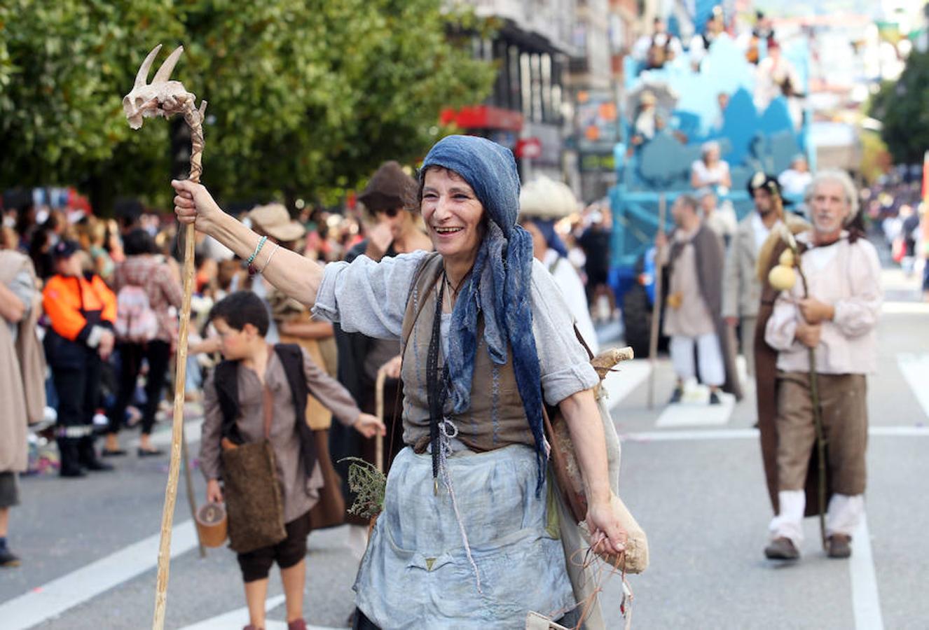 Multitudinaria asistencia al desfile del Día de Amércia en Asturias
