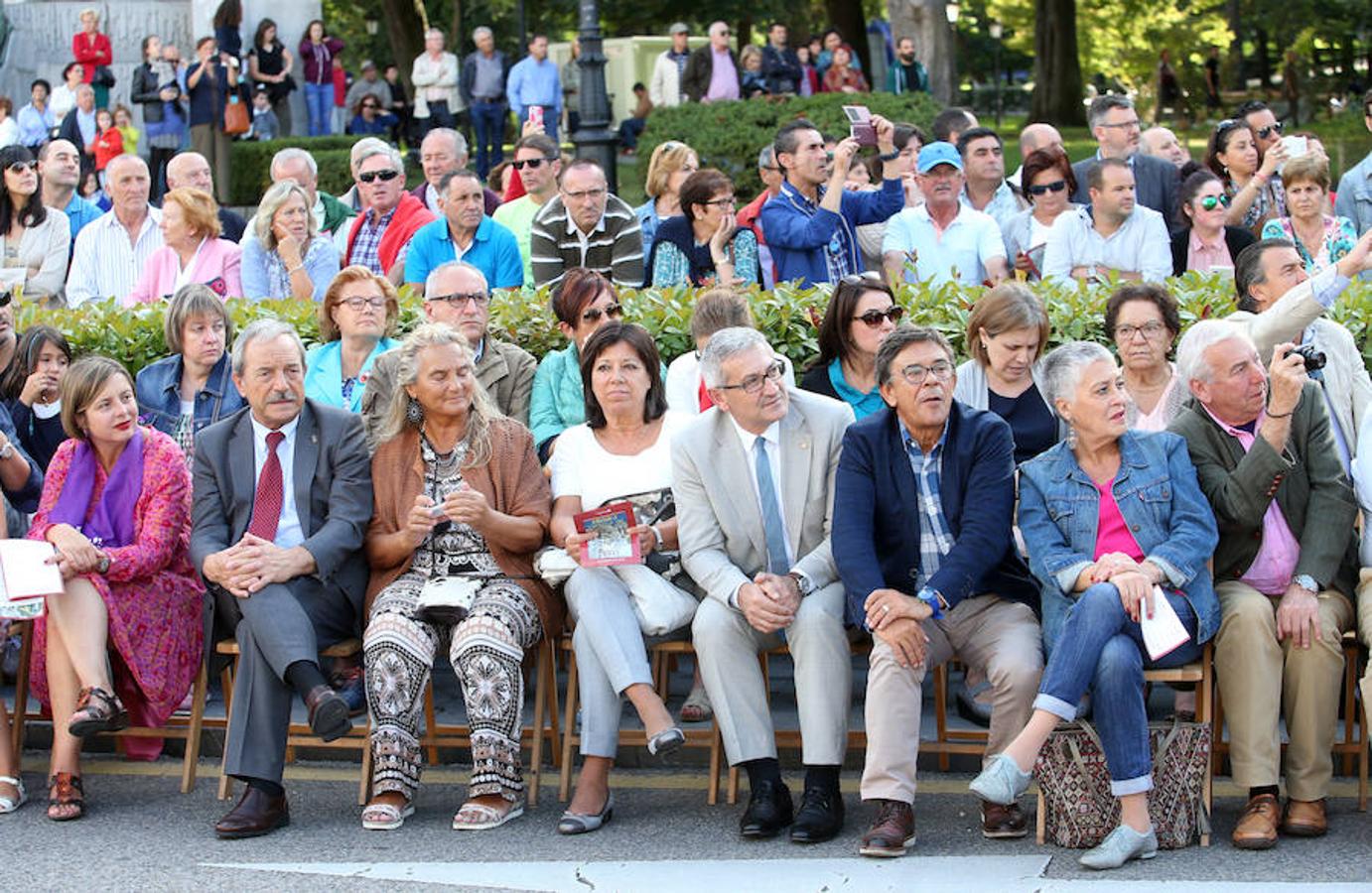 Multitudinaria asistencia al desfile del Día de Amércia en Asturias