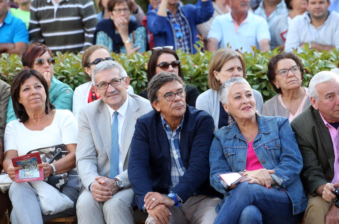 Multitudinaria asistencia al desfile del Día de Amércia en Asturias