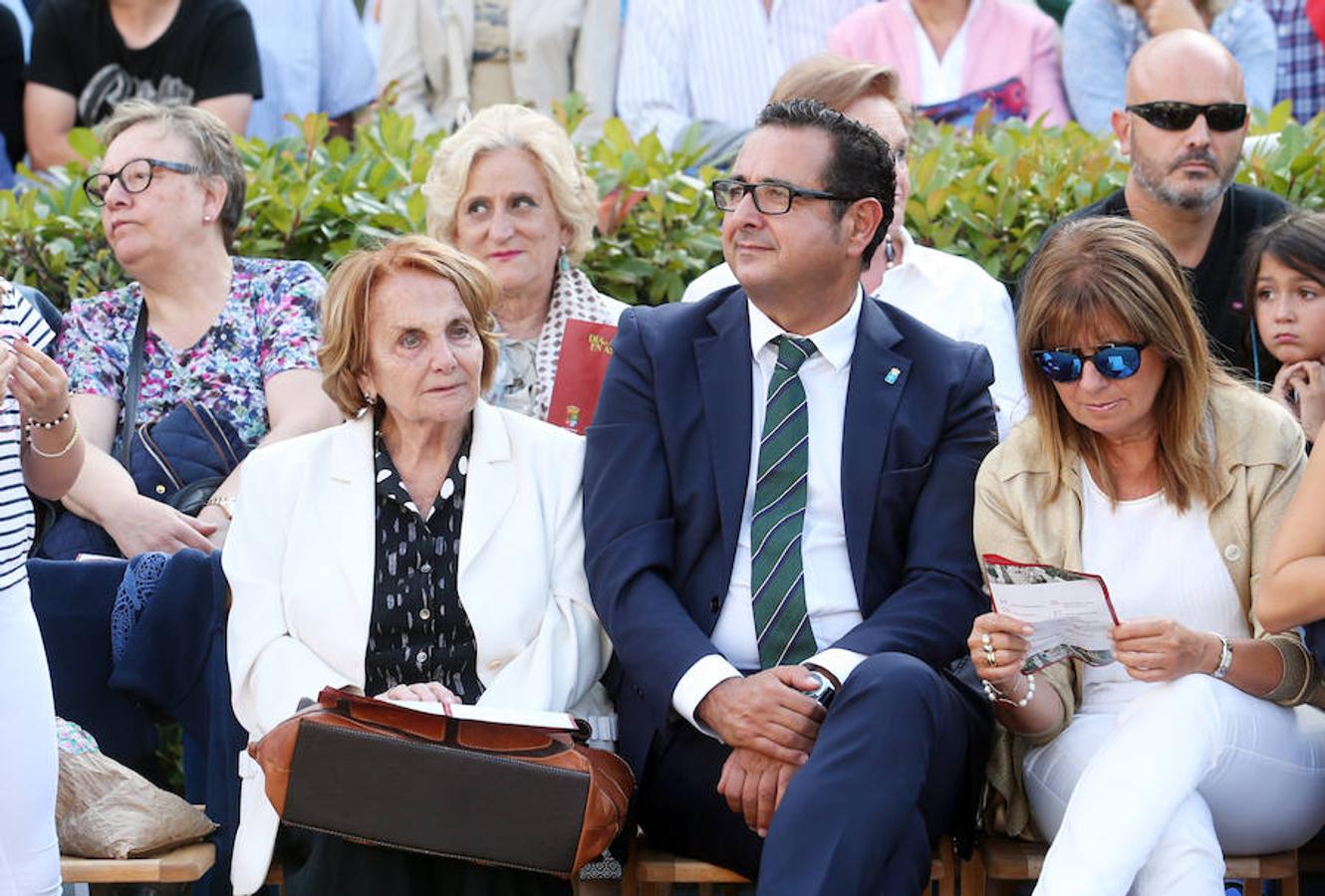 Multitudinaria asistencia al desfile del Día de Amércia en Asturias