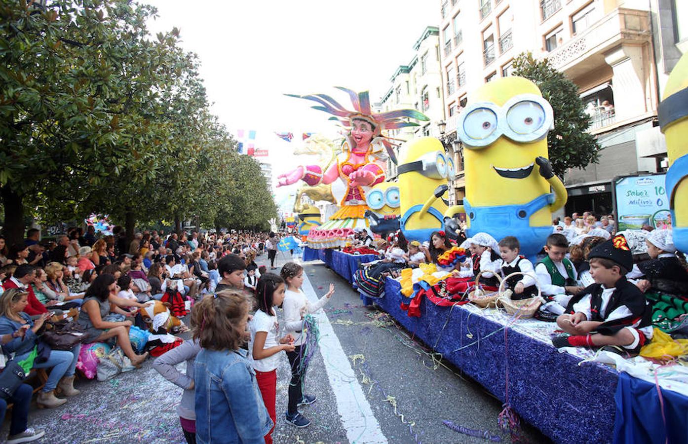 Multitudinaria asistencia al desfile del Día de Amércia en Asturias