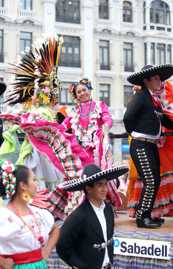 Multitudinaria asistencia al desfile del Día de Amércia en Asturias