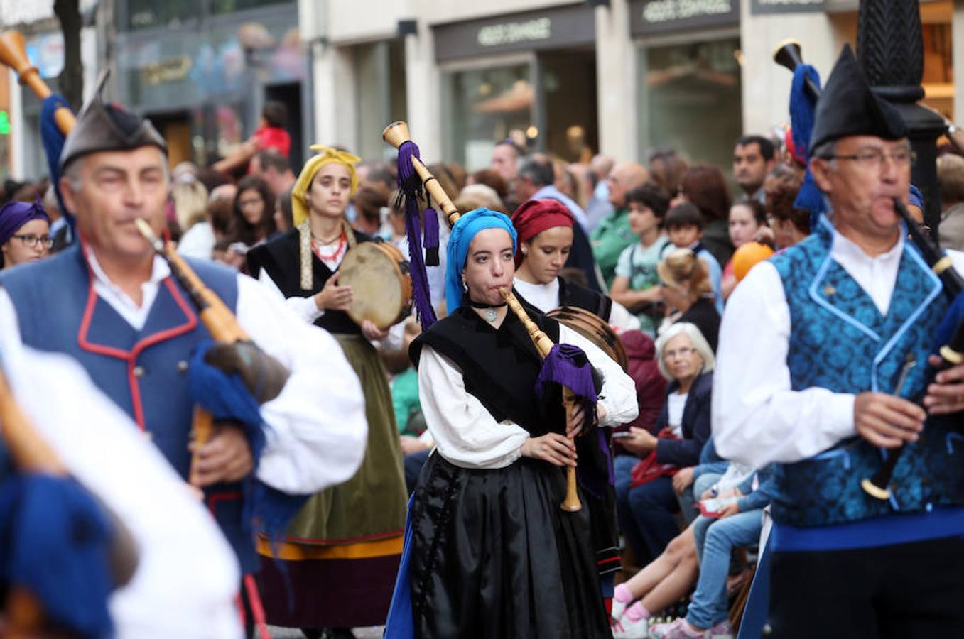 Multitudinaria asistencia al desfile del Día de Amércia en Asturias