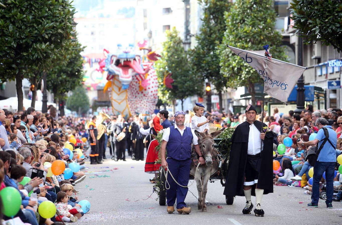Multitudinaria asistencia al desfile del Día de Amércia en Asturias