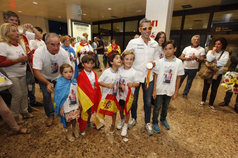 Gran recibimiento del paralímpico Alberto Suárez al llegar a Asturias