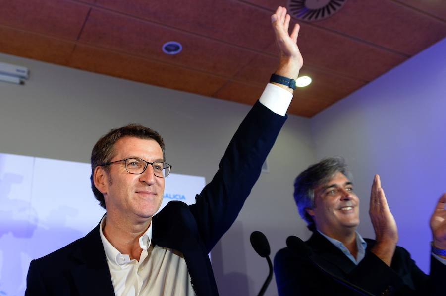 Alberto Núñez Feijóo celebra su victoria electoral en la sede del PP gallego.