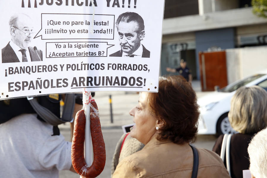 Afectados por el fraude de las preferentes protestan en la puerta de la sede de la Audiencia Nacional en San Fernando de Henares.