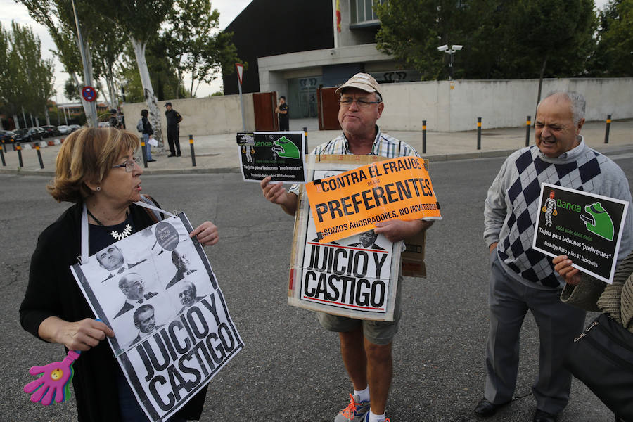 Blesa y Rato, recibidos con insultos en el juicio por las tarjetas &#039;black&#039;