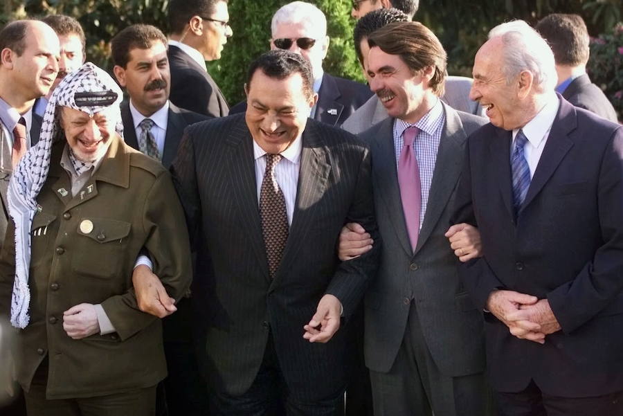 El líder nacionalista palestino, Yasir Arafat, el expresidente Egipto, Hosni Mubarak, el exmandatario español, José María Aznar y Simón Peresdurante el foro Euro-Mediterráneo en 2002.