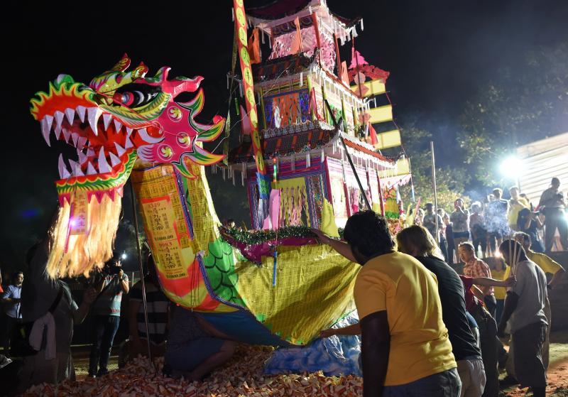 Singapur quema la mala suerte