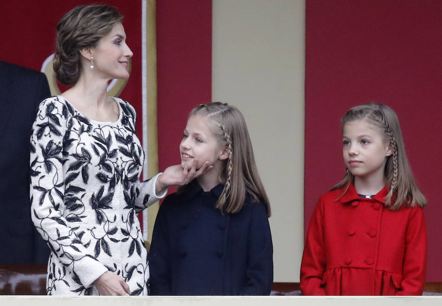 La reina Letizia, junto a sus hijas la Princesa de Asturias y la infanta Sofía, al inicio del desfile militar.