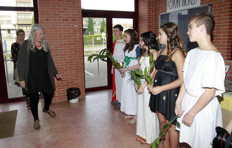 Mary Beard comparte charla con estudiantes ovetenses