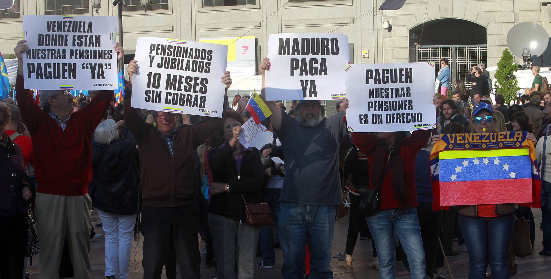 Protestas a la entrada de los Premios Princesa de Asturias