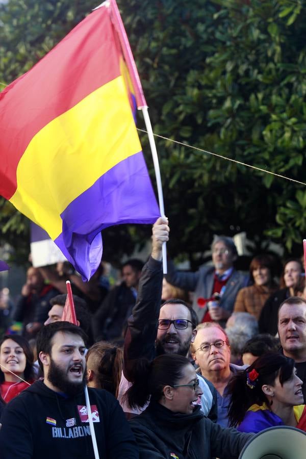 Protestas a la entrada de los Premios Princesa de Asturias