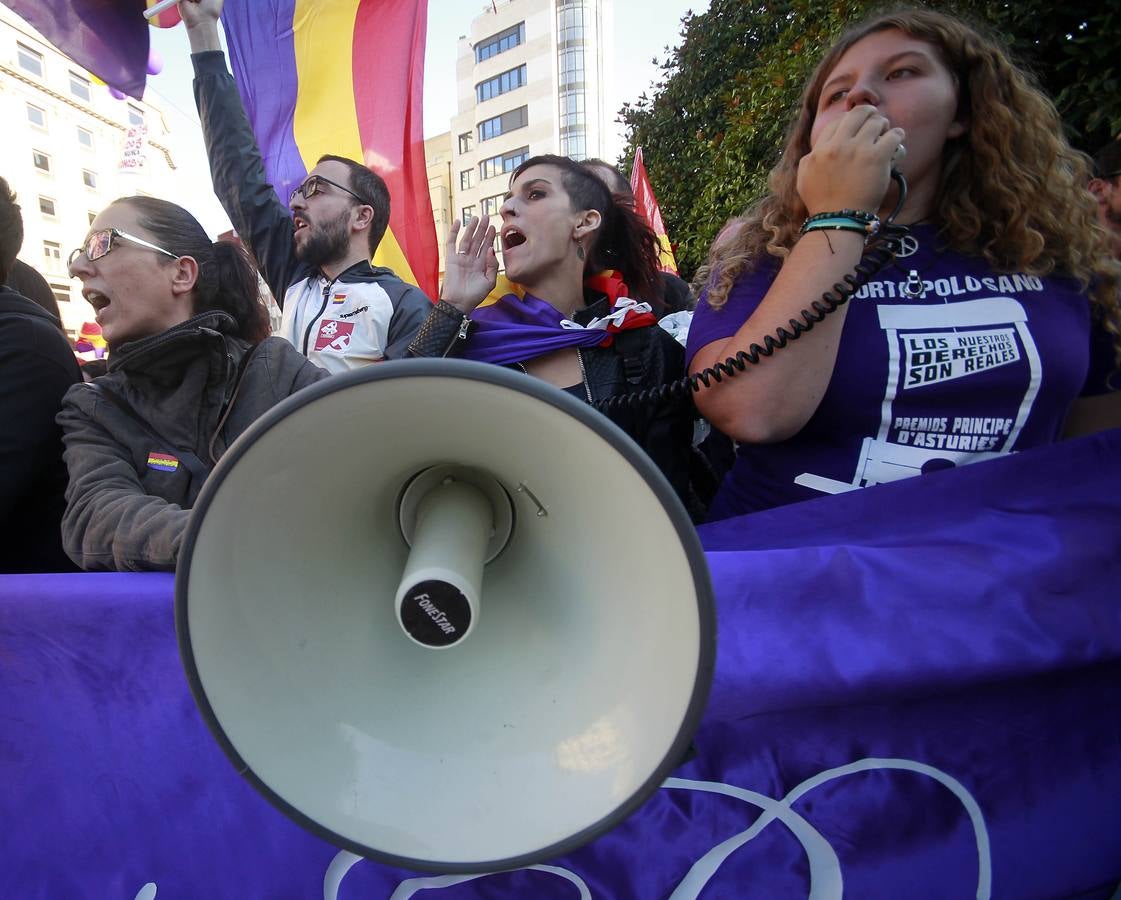 Protestas a la entrada de los Premios Princesa de Asturias