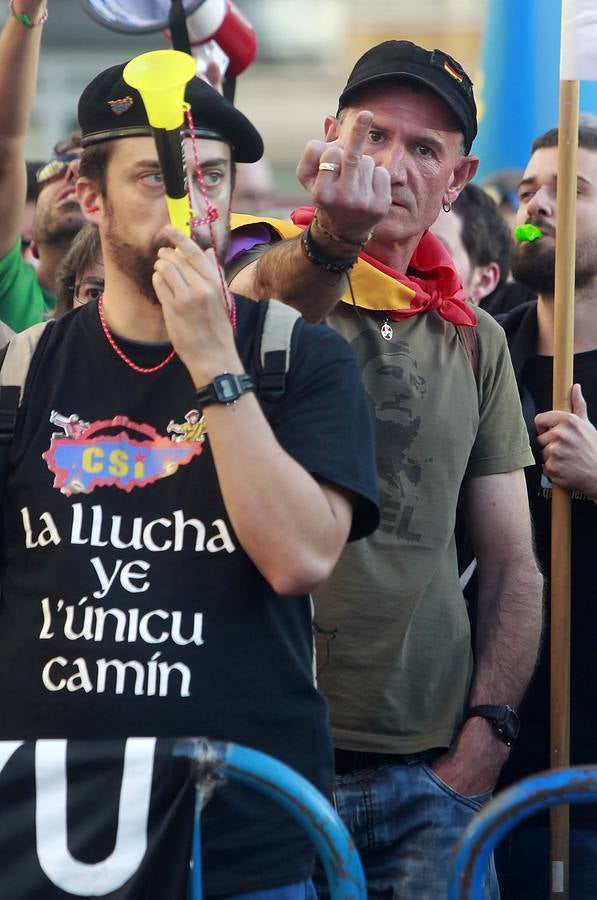 Protestas a la entrada de los Premios Princesa de Asturias