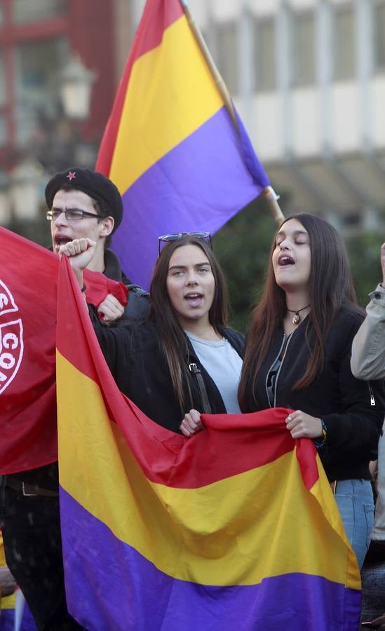 Protestas a la entrada de los Premios Princesa de Asturias