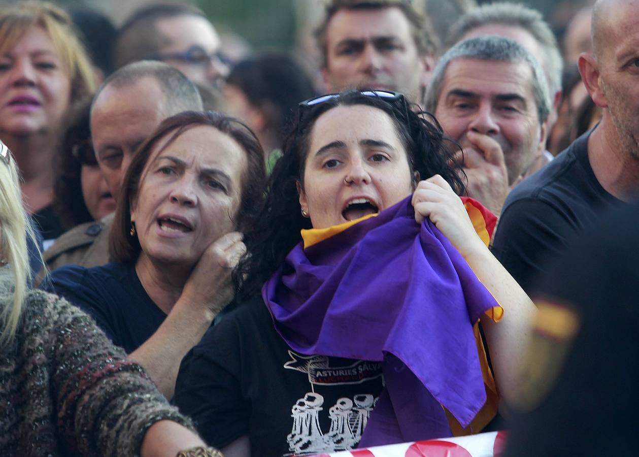 Protestas a la entrada de los Premios Princesa de Asturias