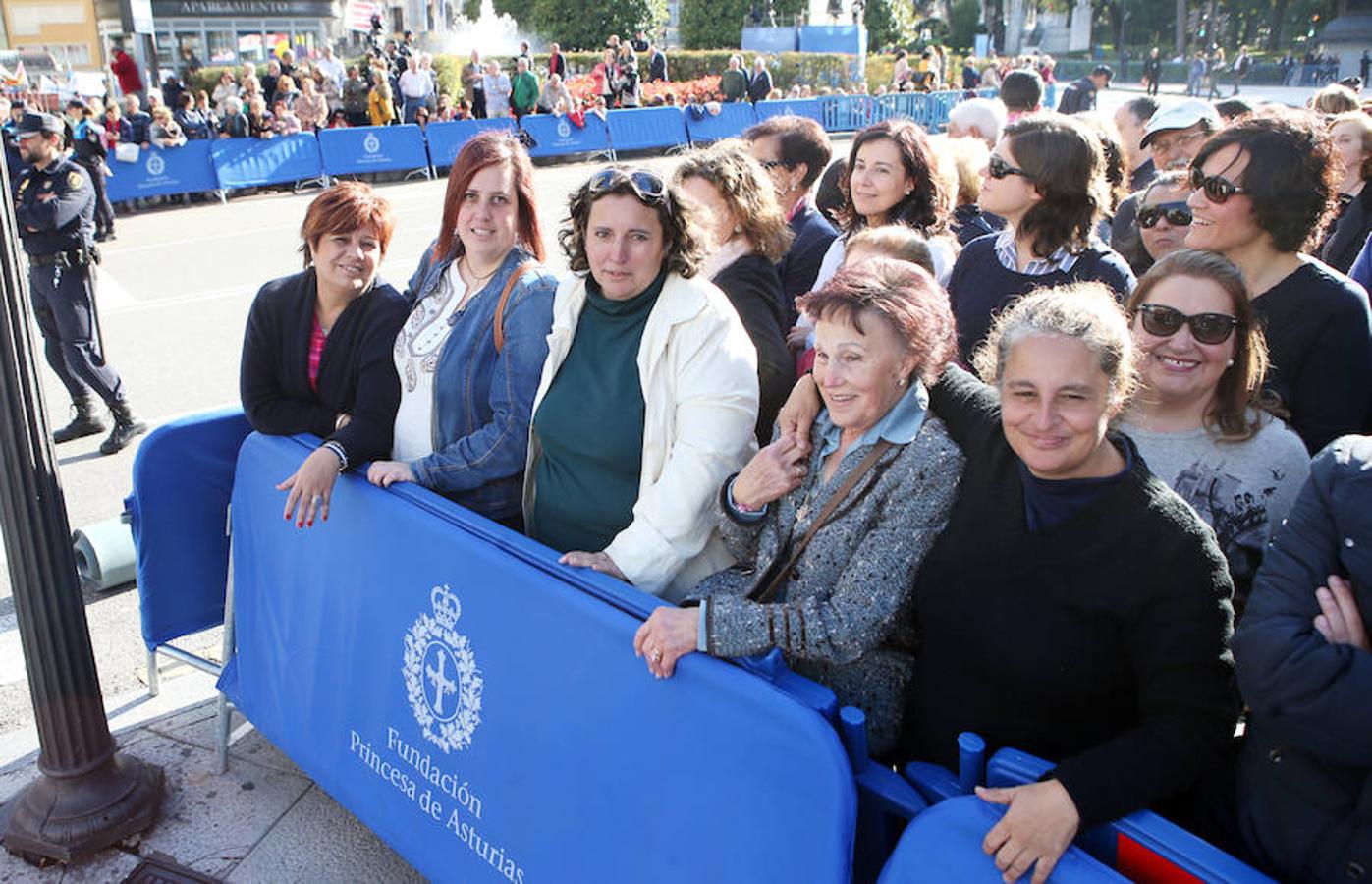 Ambiente a la entrada del Teatro Campoamor