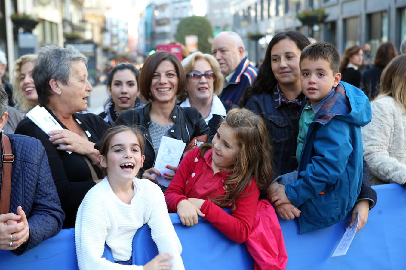 Ambiente a la entrada del Teatro Campoamor