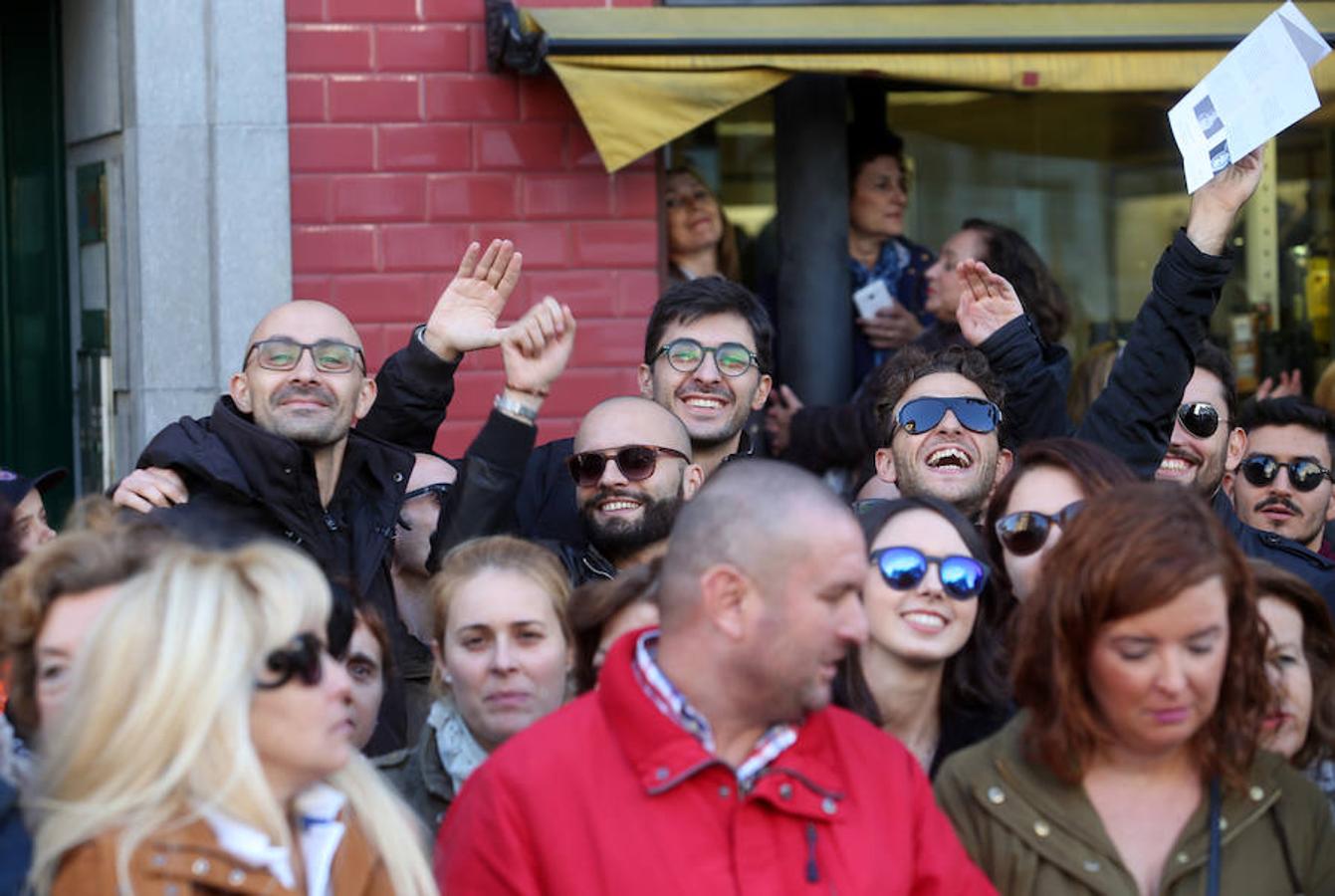 Ambiente a la entrada del Teatro Campoamor