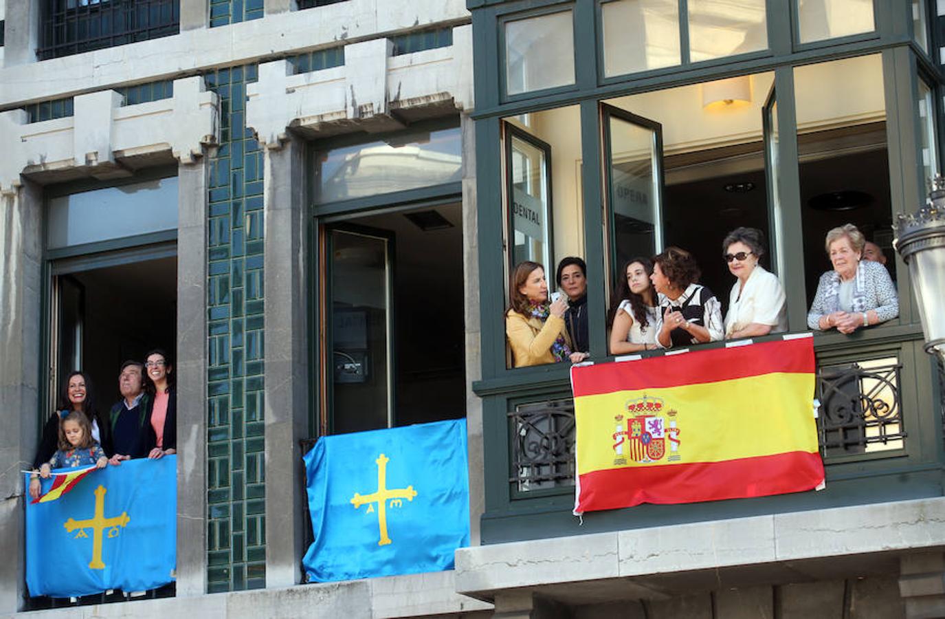 Ambiente a la entrada del Teatro Campoamor