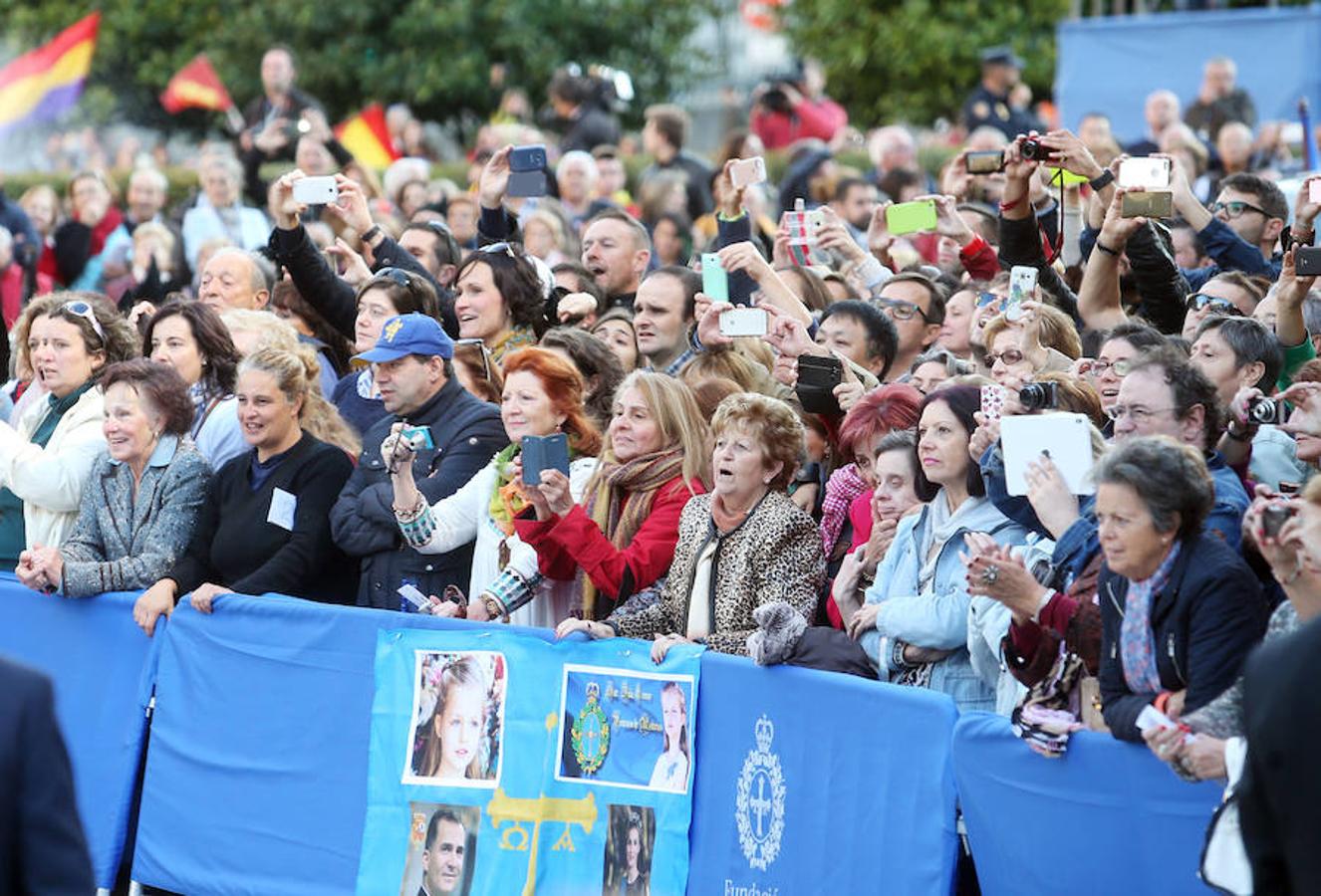 Ambiente a la entrada del Teatro Campoamor