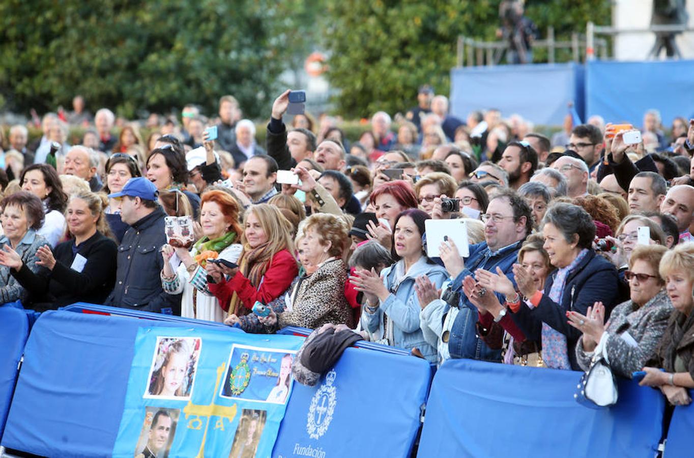 Ambiente a la entrada del Teatro Campoamor