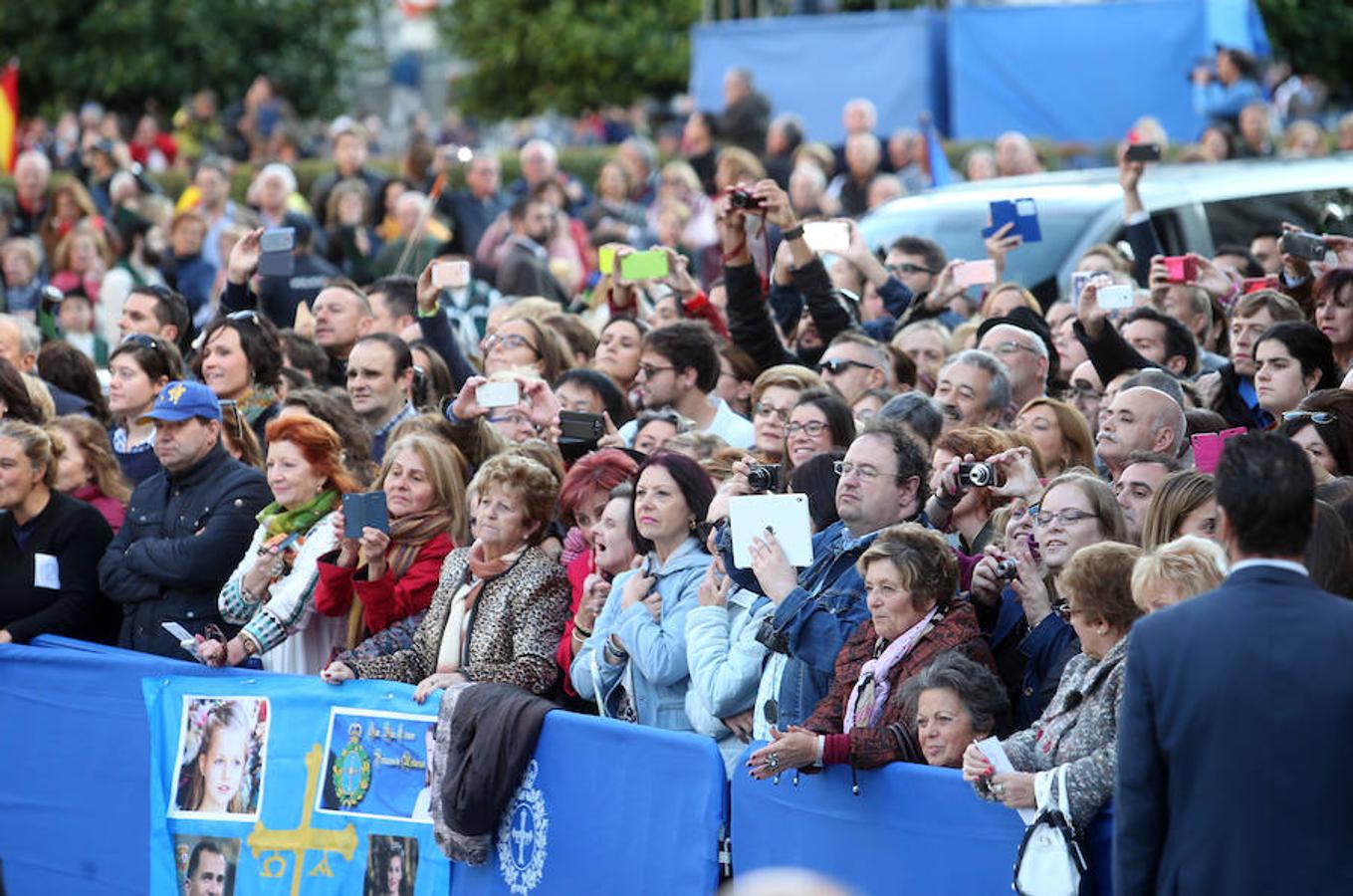 Ambiente a la entrada del Teatro Campoamor