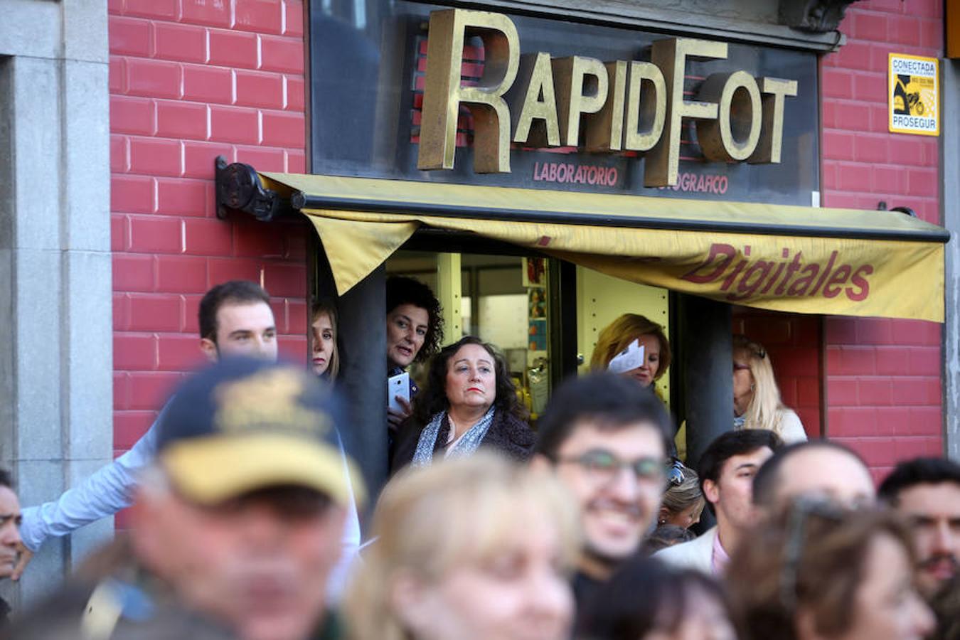 Ambiente a la entrada del Teatro Campoamor