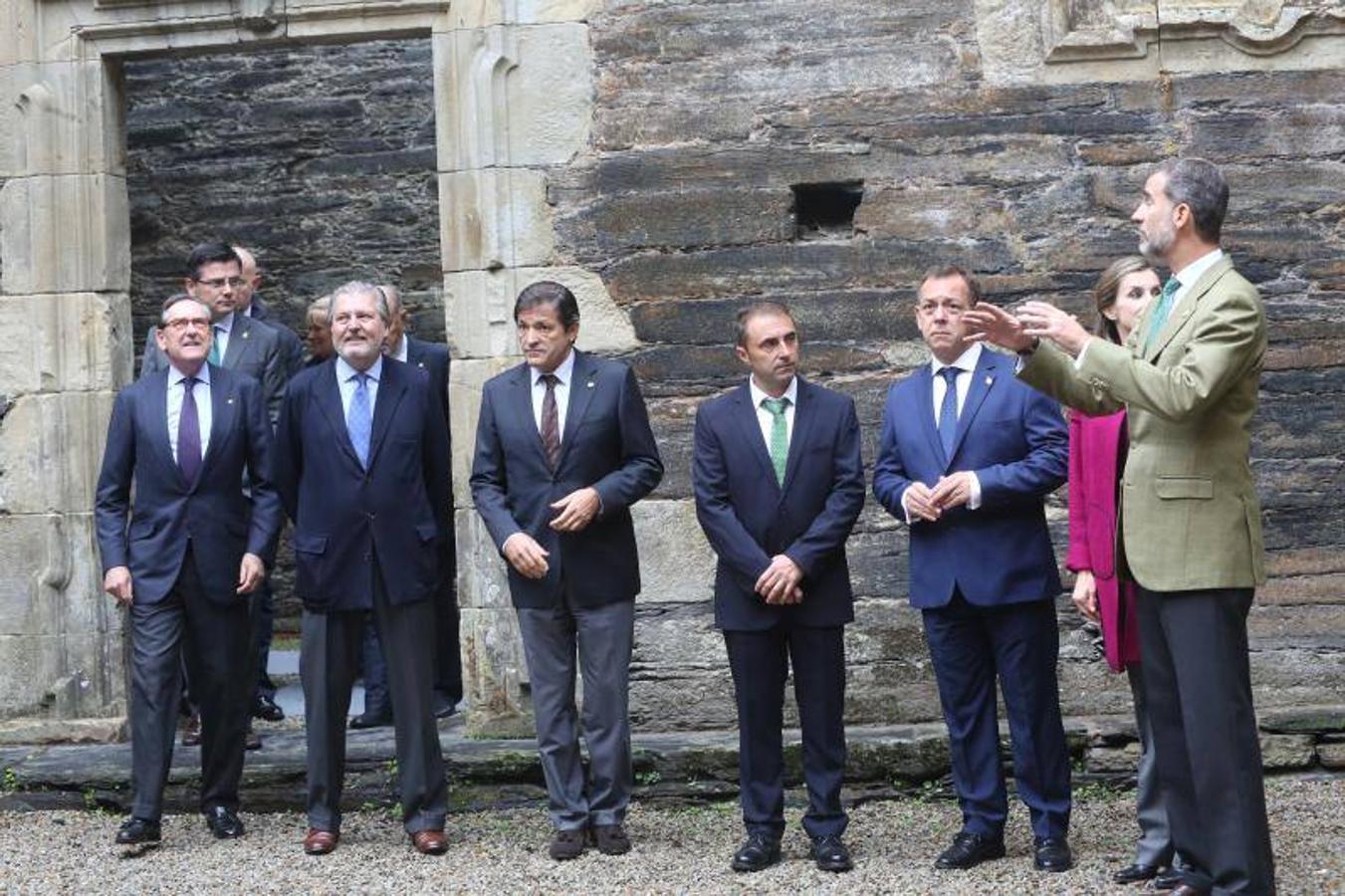 Los Reyes entregan el Premio al Pueblo Ejemplar a Los Oscos