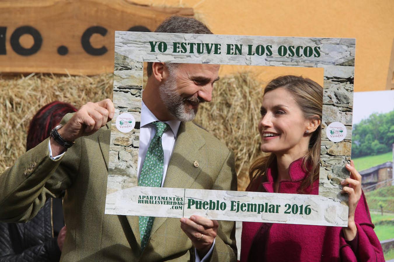 Los Reyes entregan el Premio al Pueblo Ejemplar a Los Oscos