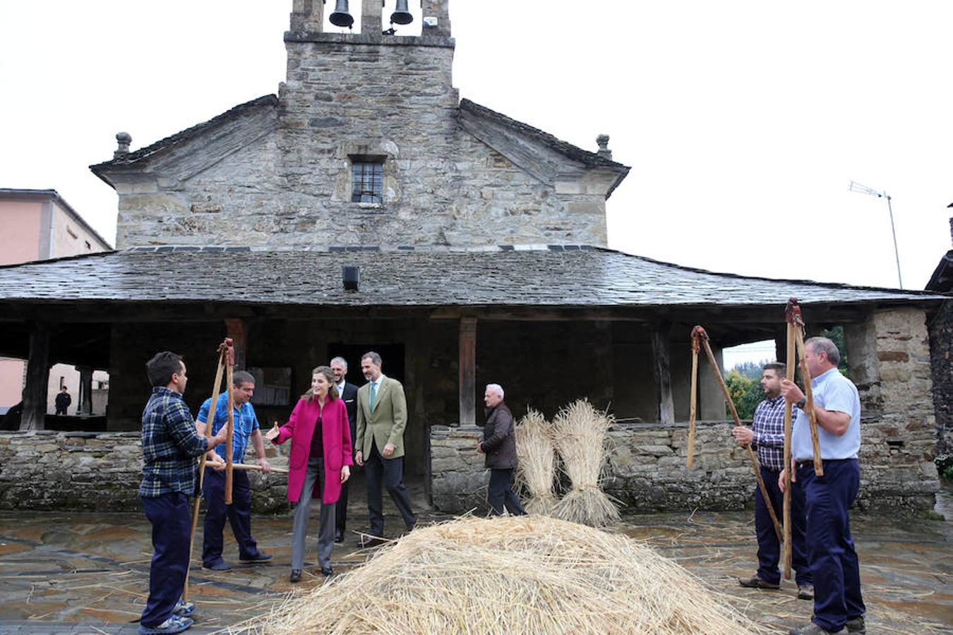 Los Reyes entregan el Premio al Pueblo Ejemplar a Los Oscos