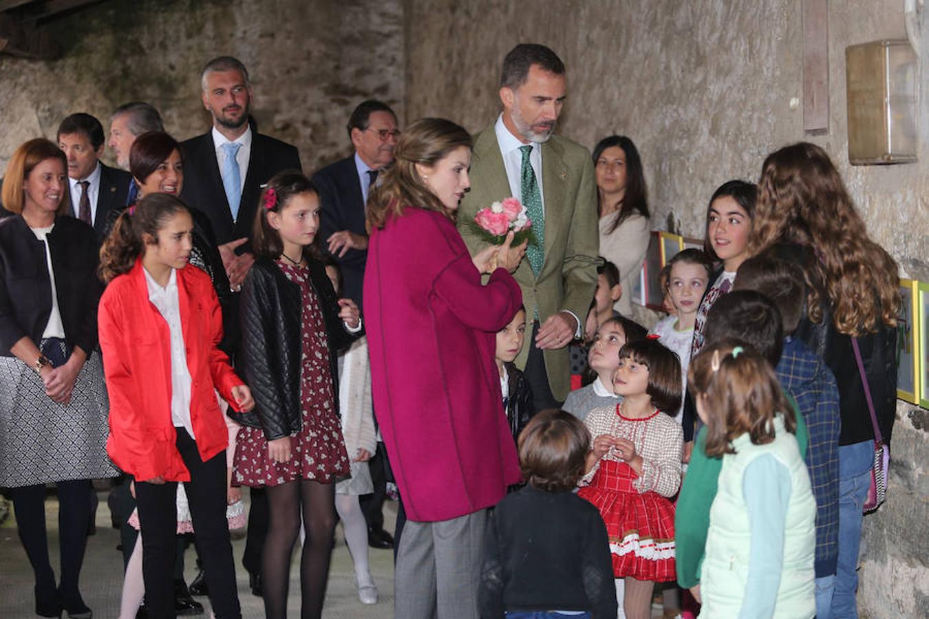 Los Reyes entregan el Premio al Pueblo Ejemplar a Los Oscos