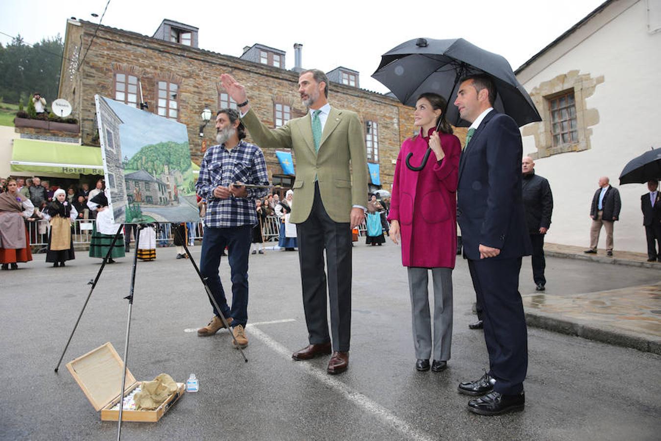 Los Reyes entregan el Premio al Pueblo Ejemplar a Los Oscos