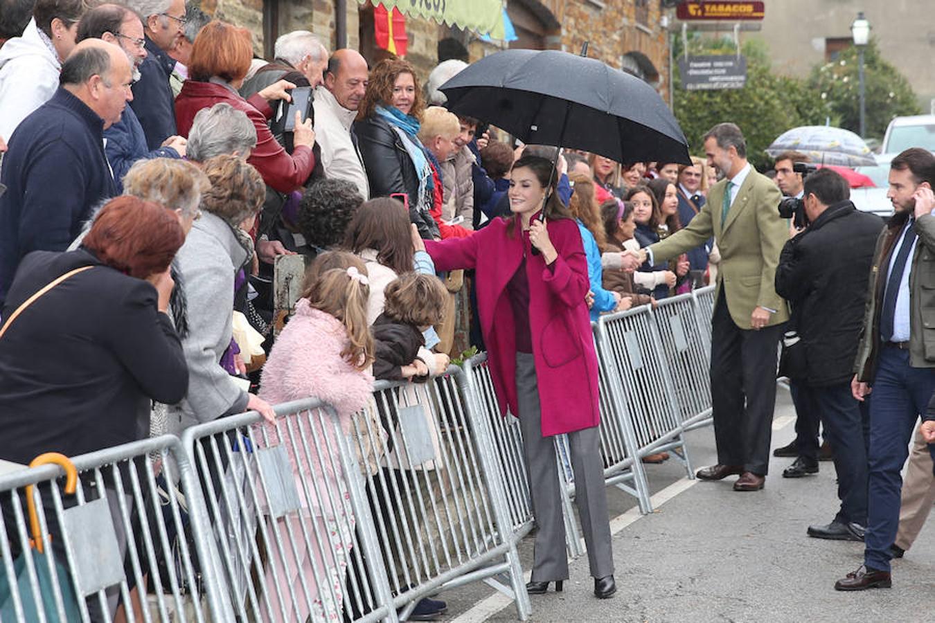 Los Reyes entregan el Premio al Pueblo Ejemplar a Los Oscos