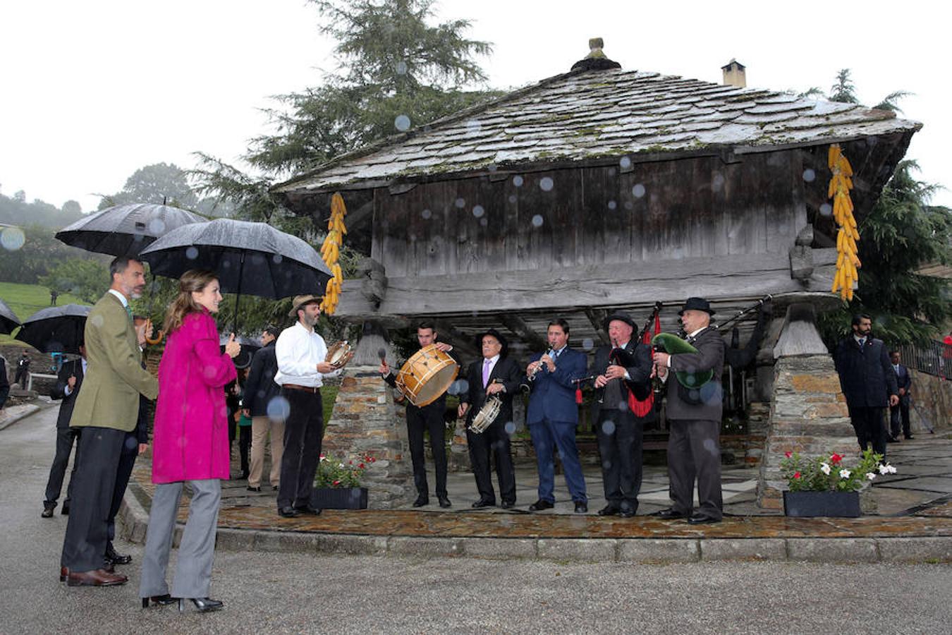 Los Reyes entregan el Premio al Pueblo Ejemplar a Los Oscos