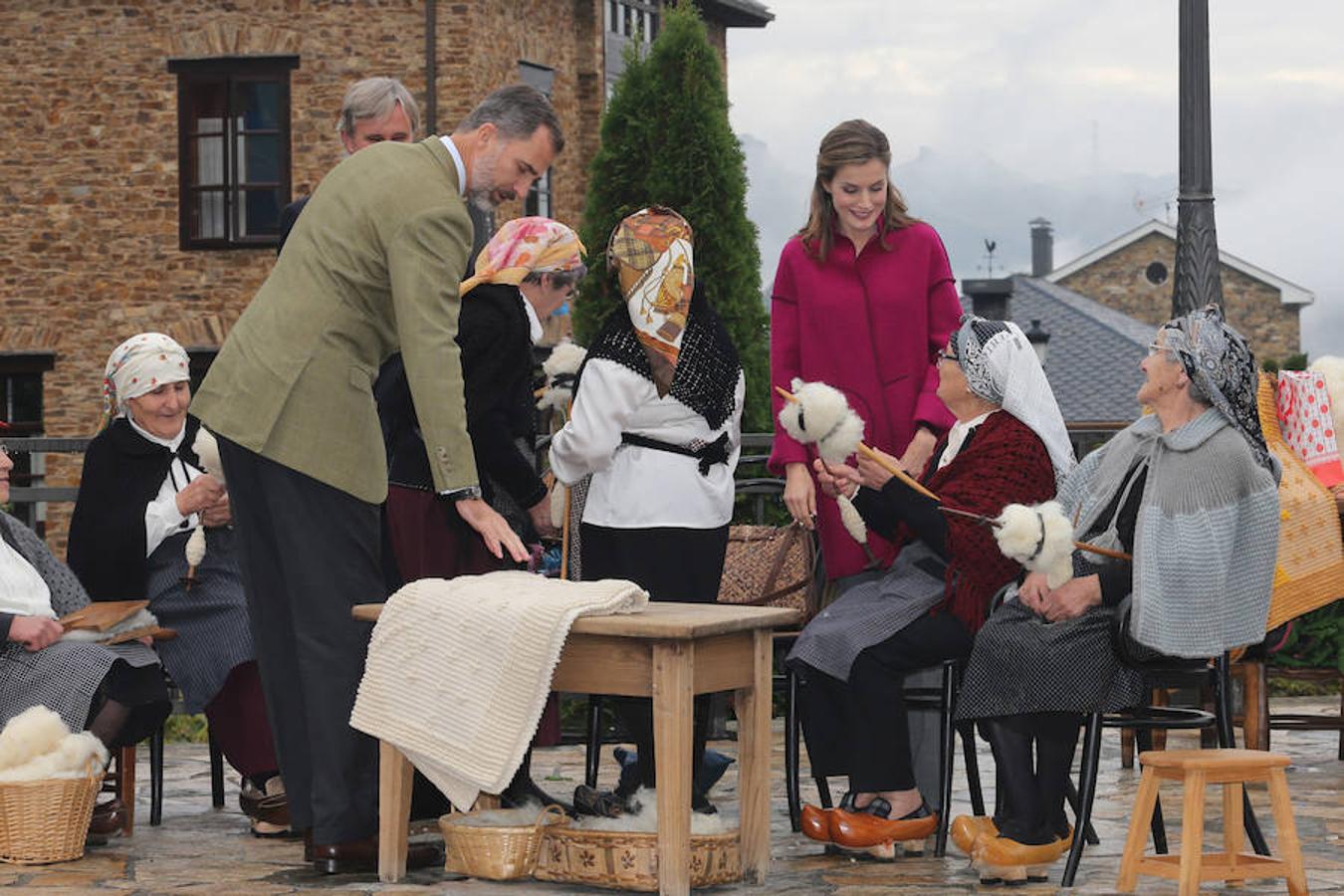 Los Reyes entregan el Premio al Pueblo Ejemplar a Los Oscos