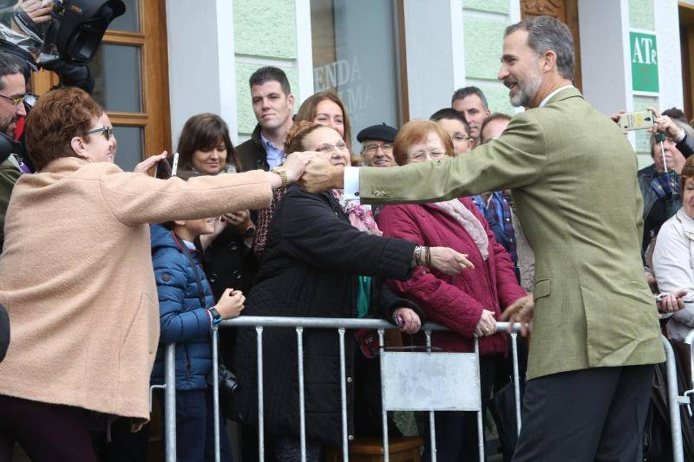 Los Reyes entregan el Premio al Pueblo Ejemplar a Los Oscos