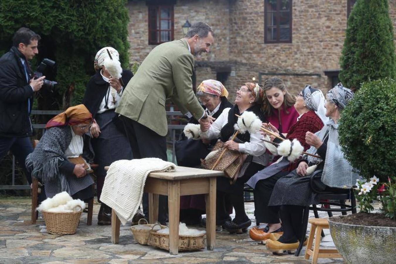 Los Reyes entregan el Premio al Pueblo Ejemplar a Los Oscos